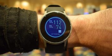 Đồng hồ đo huyết áp sang trọng Omron Heart Guide