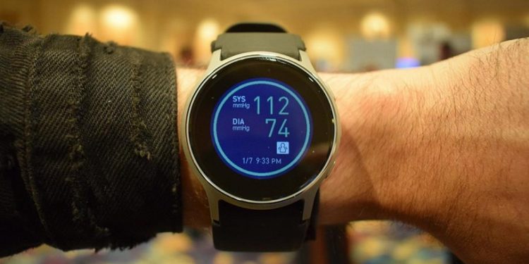 Đồng hồ đo huyết áp sang trọng Omron Heart Guide