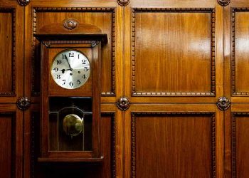 Gỗ là một loại chất liệu phổ biến khi gia công đồng hồ