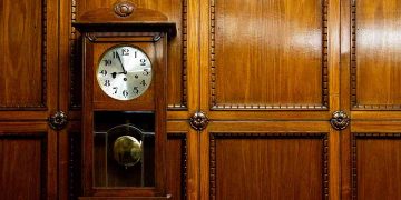 Gỗ là một loại chất liệu phổ biến khi gia công đồng hồ