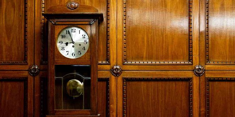 Gỗ là một loại chất liệu phổ biến khi gia công đồng hồ