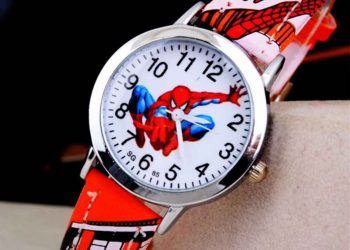 Đồng hồ hình siêu nhân nhện