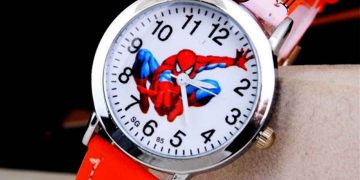 Đồng hồ hình siêu nhân nhện