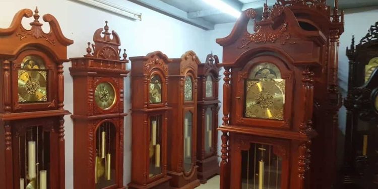 Đồng hồ gỗ có những ưu điểm gì cho trang trí không gian