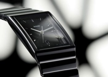 Đồng hồ mặt vuông mang phong cách thiết kế ấn tượng