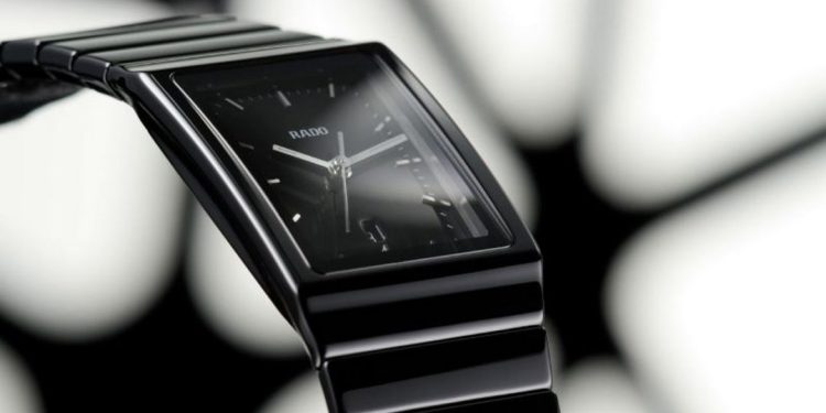 Đồng hồ mặt vuông mang phong cách thiết kế ấn tượng