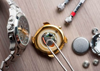 Hình ảnh viên pin đồng hồ bị hỏng và đang cần được thay