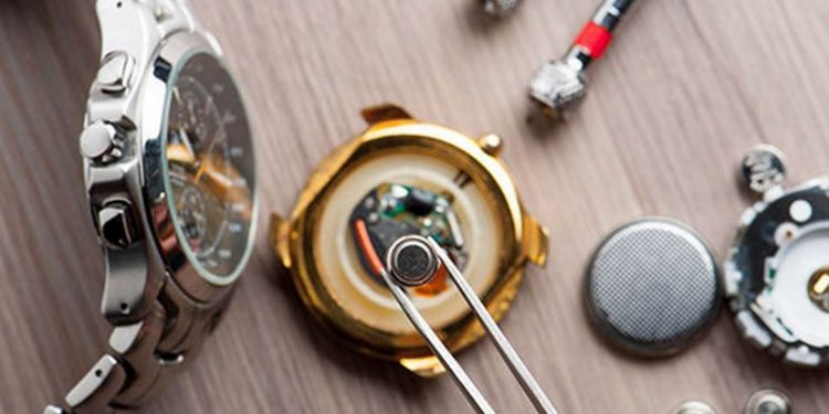 Hình ảnh viên pin đồng hồ bị hỏng và đang cần được thay