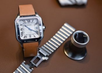 Đồng hồ nữ mặt vuông đang là một xu hướng của chị em