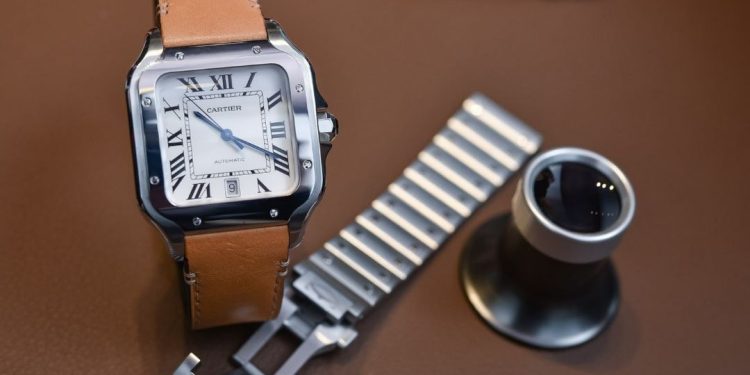 Đồng hồ nữ mặt vuông đang là một xu hướng của chị em