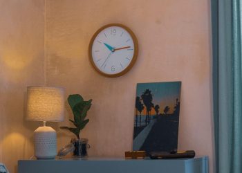 Đồng hồ treo tường trang trí phòng ngủ cần lưu ý điều gì?