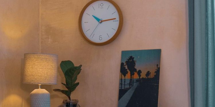 Đồng hồ treo tường trang trí phòng ngủ cần lưu ý điều gì?