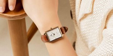 Mẫu đồng hồ nữ dây da được chị em yêu thích hiện nay