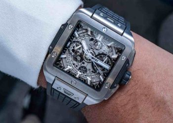 Đồng hồ cơ lộ máy mặt vuông đang là xu hướng đồng hồ mới